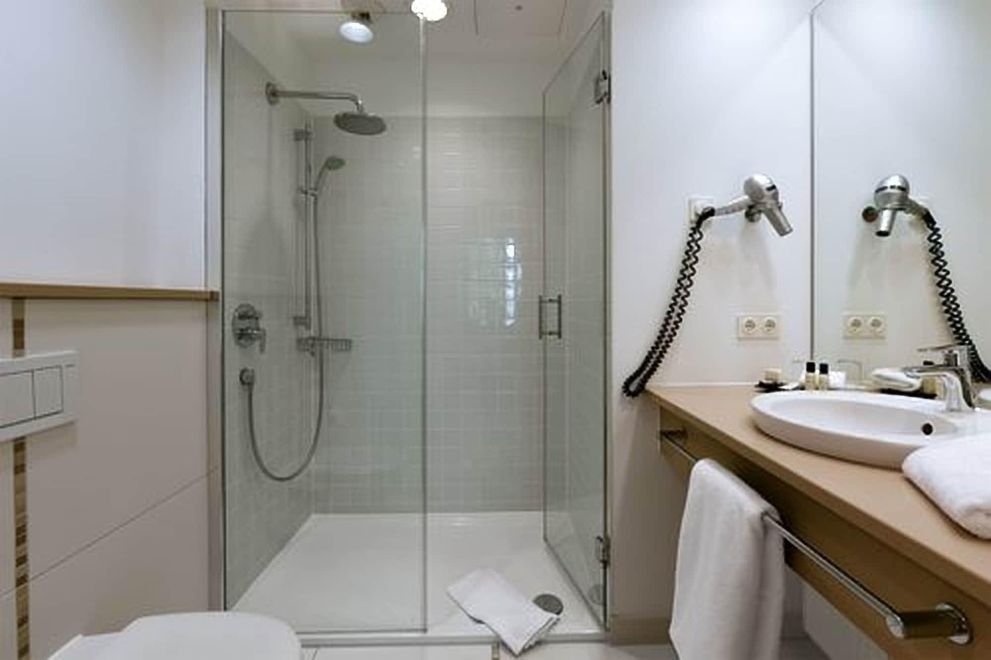Privathotel Lindtner Hamburg Kültér fotó A shower cubicle