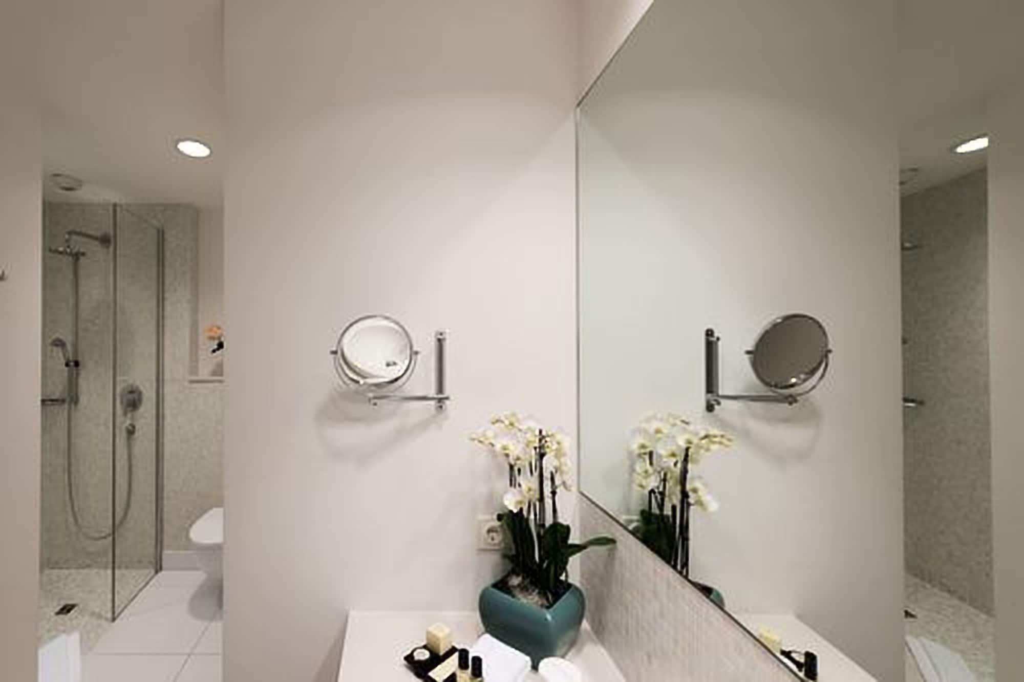 Privathotel Lindtner Hamburg Kültér fotó Bathroom mirror