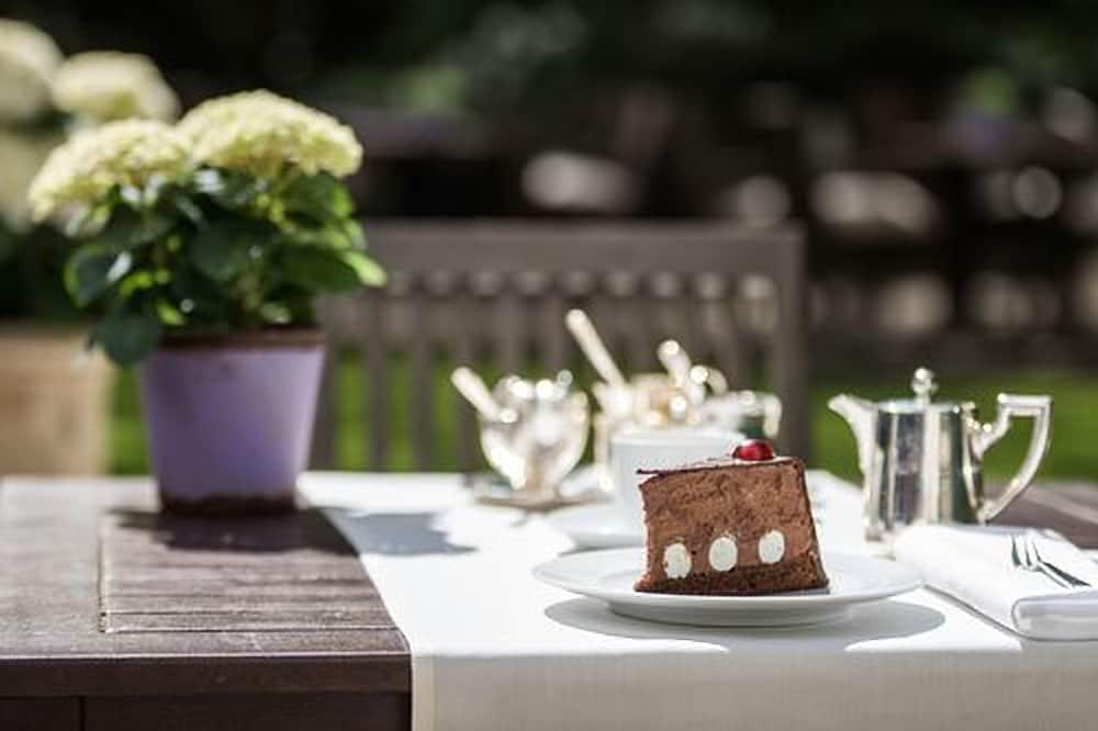 Privathotel Lindtner Hamburg Kültér fotó A Black Forest gâteau