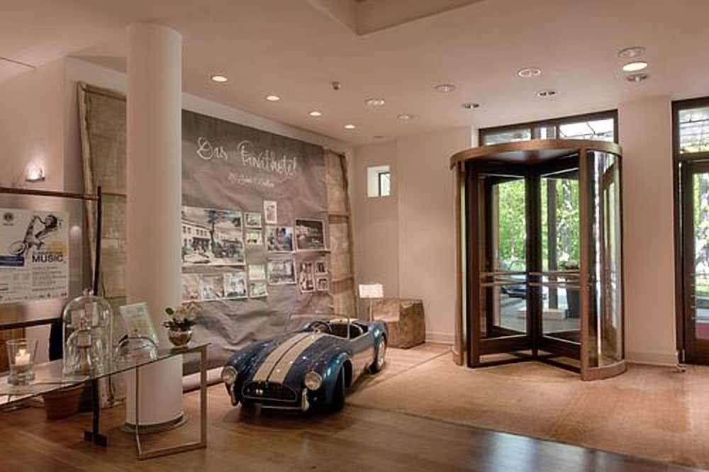 Privathotel Lindtner Hamburg Kültér fotó The interior of the Bentley London showroom