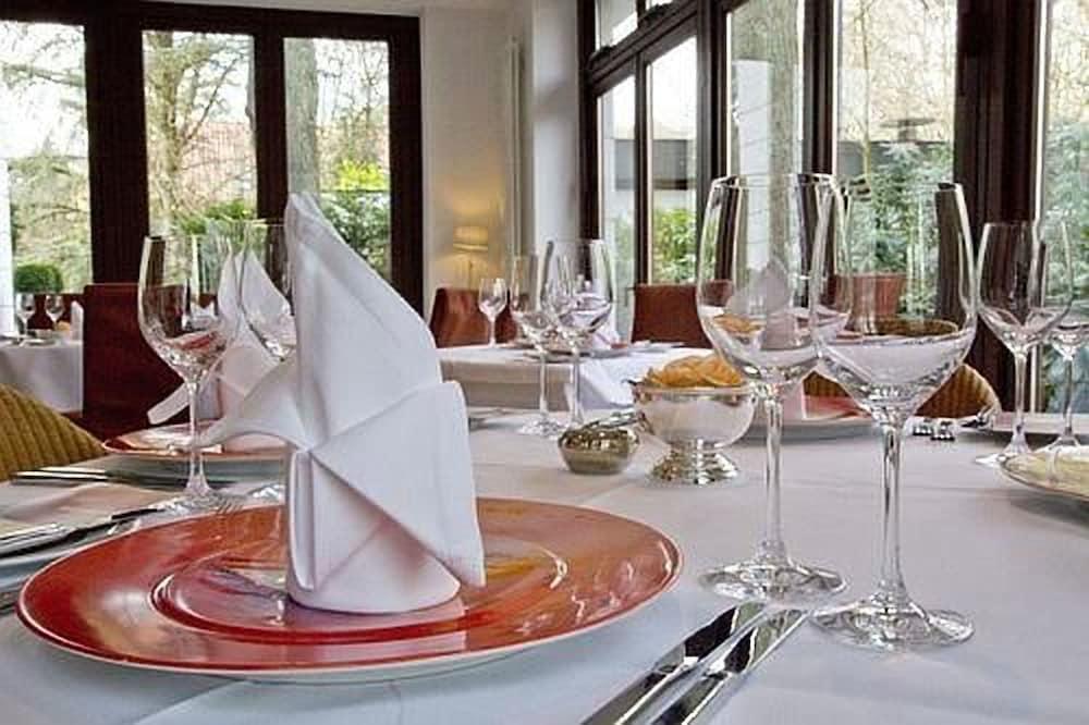 Privathotel Lindtner Hamburg Kültér fotó A table set for fine dining