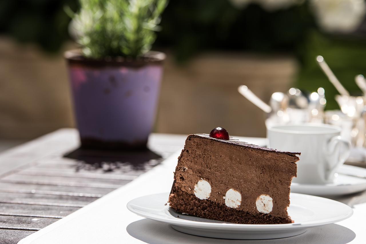 Privathotel Lindtner Hamburg Kültér fotó A piece of chocolate cheesecake