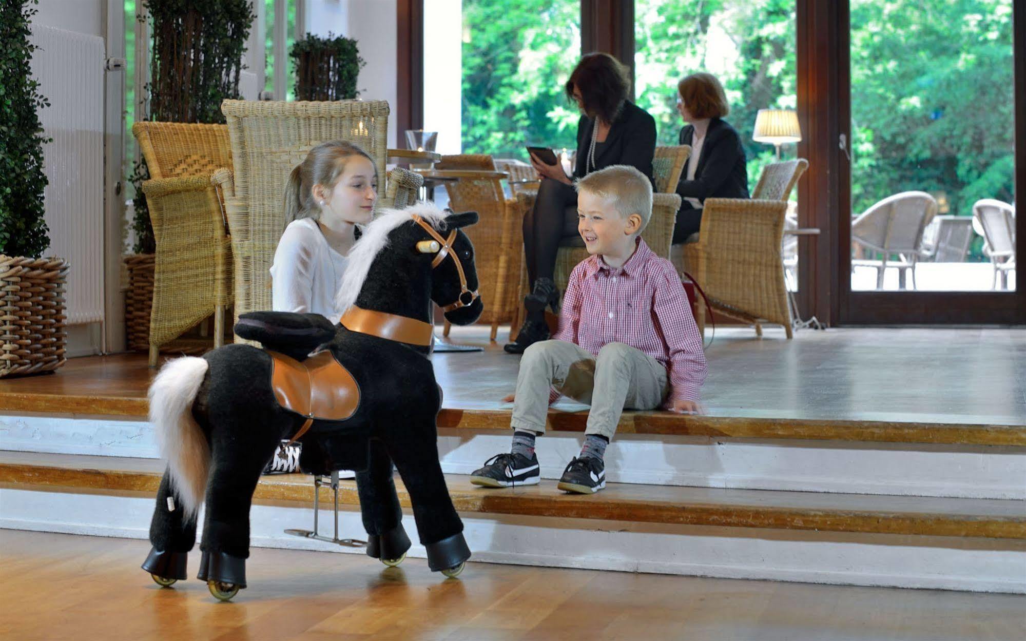 Privathotel Lindtner Hamburg Kültér fotó A child riding a ponycycle