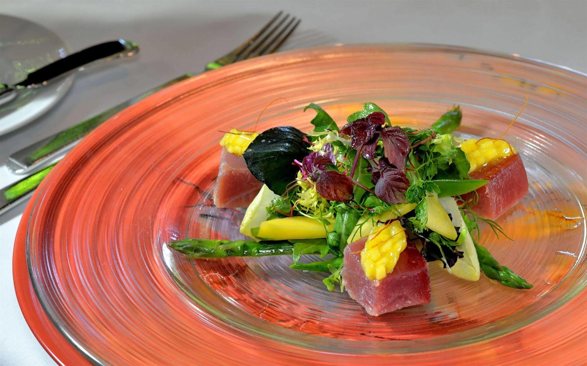 Privathotel Lindtner Hamburg Kültér fotó A salad of asparagus, tuna, and mango