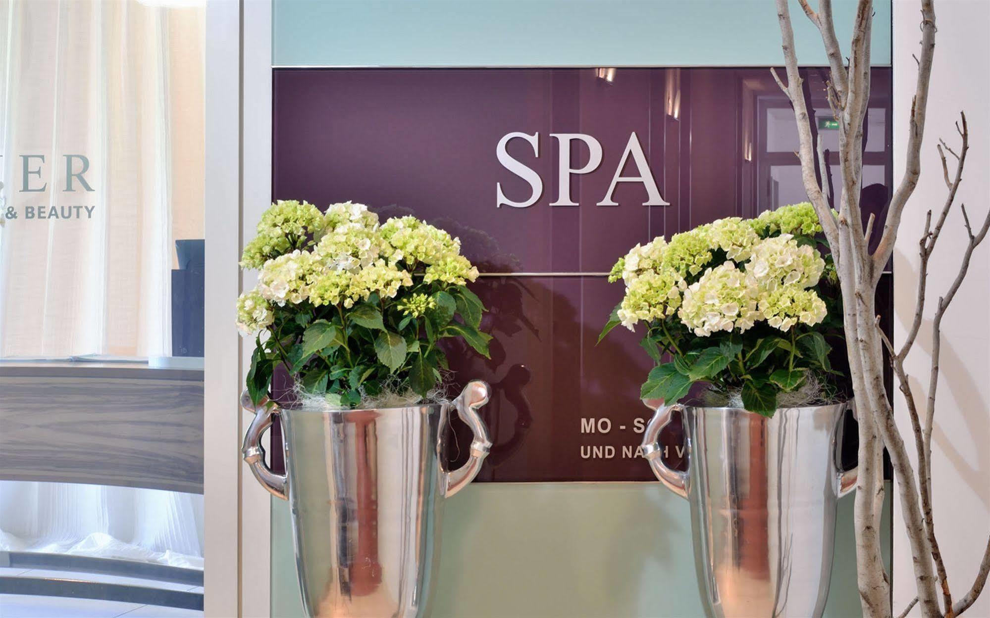 Privathotel Lindtner Hamburg Kültér fotó Entrance to the spa