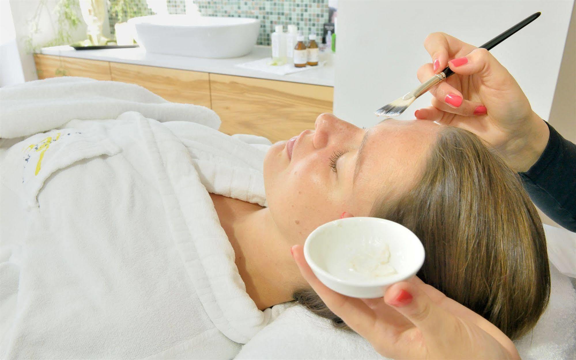 Privathotel Lindtner Hamburg Kültér fotó A woman receiving a facial