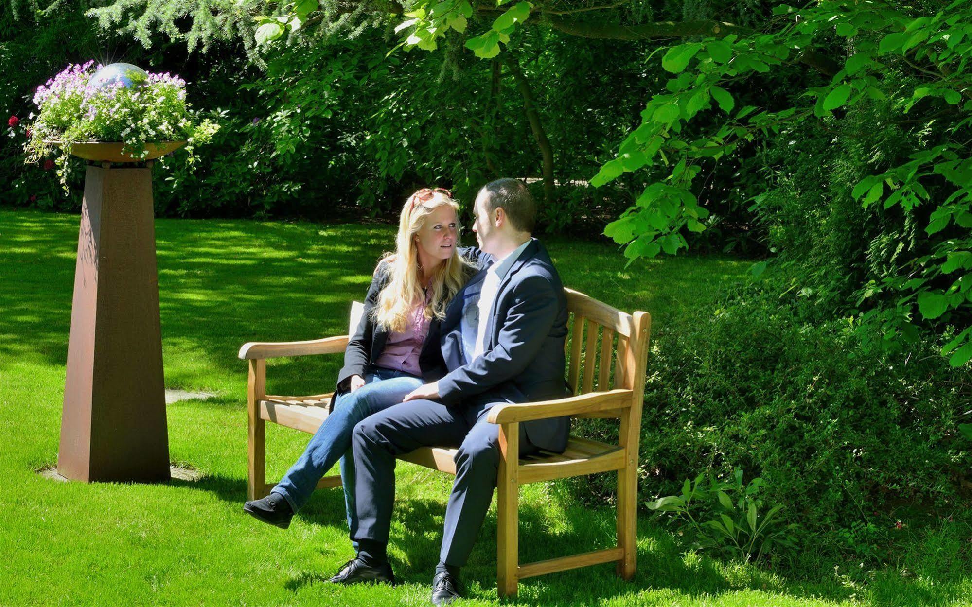 Privathotel Lindtner Hamburg Kültér fotó A couple sitting on a bench