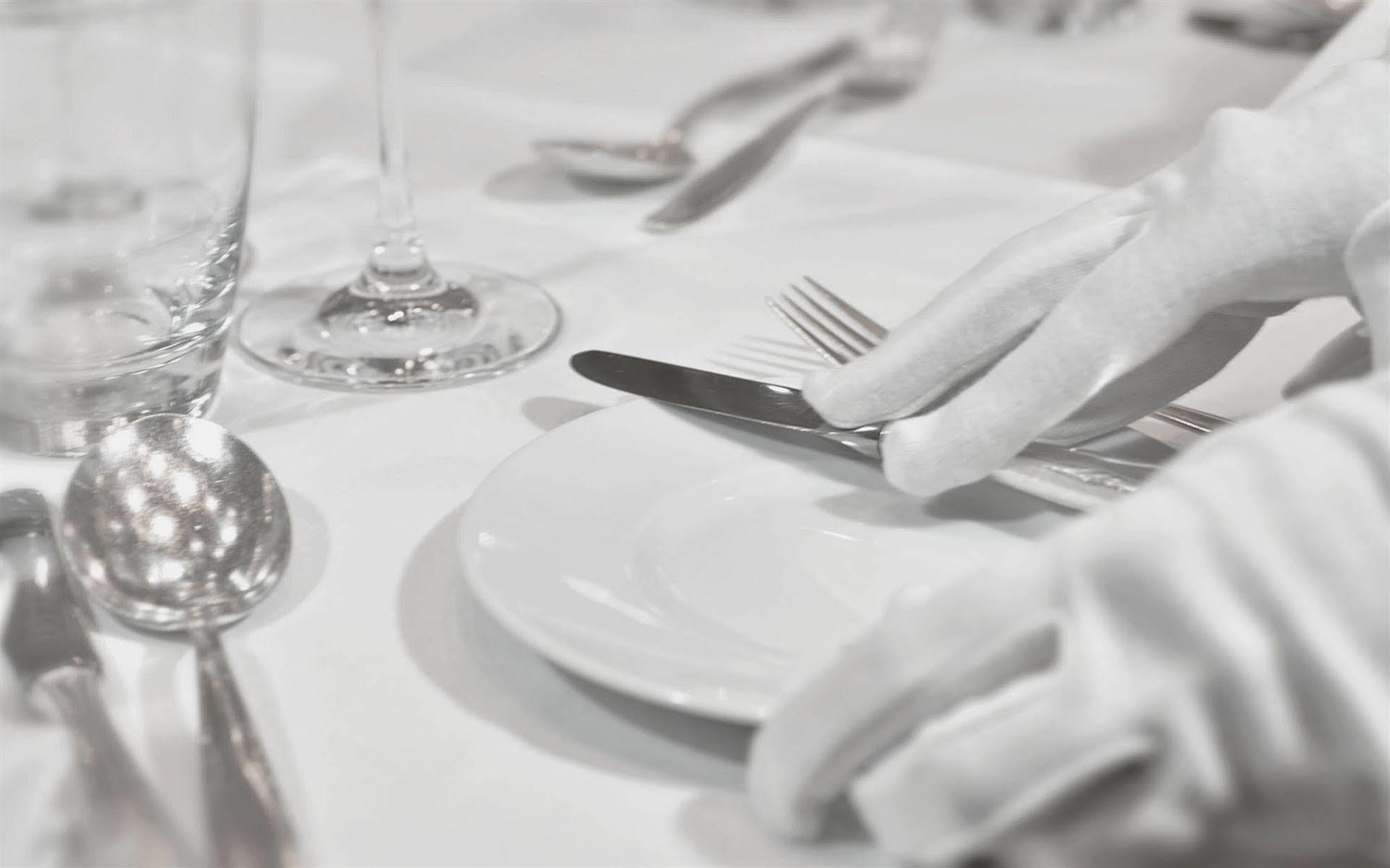 Privathotel Lindtner Hamburg Kültér fotó A table set for fine dining