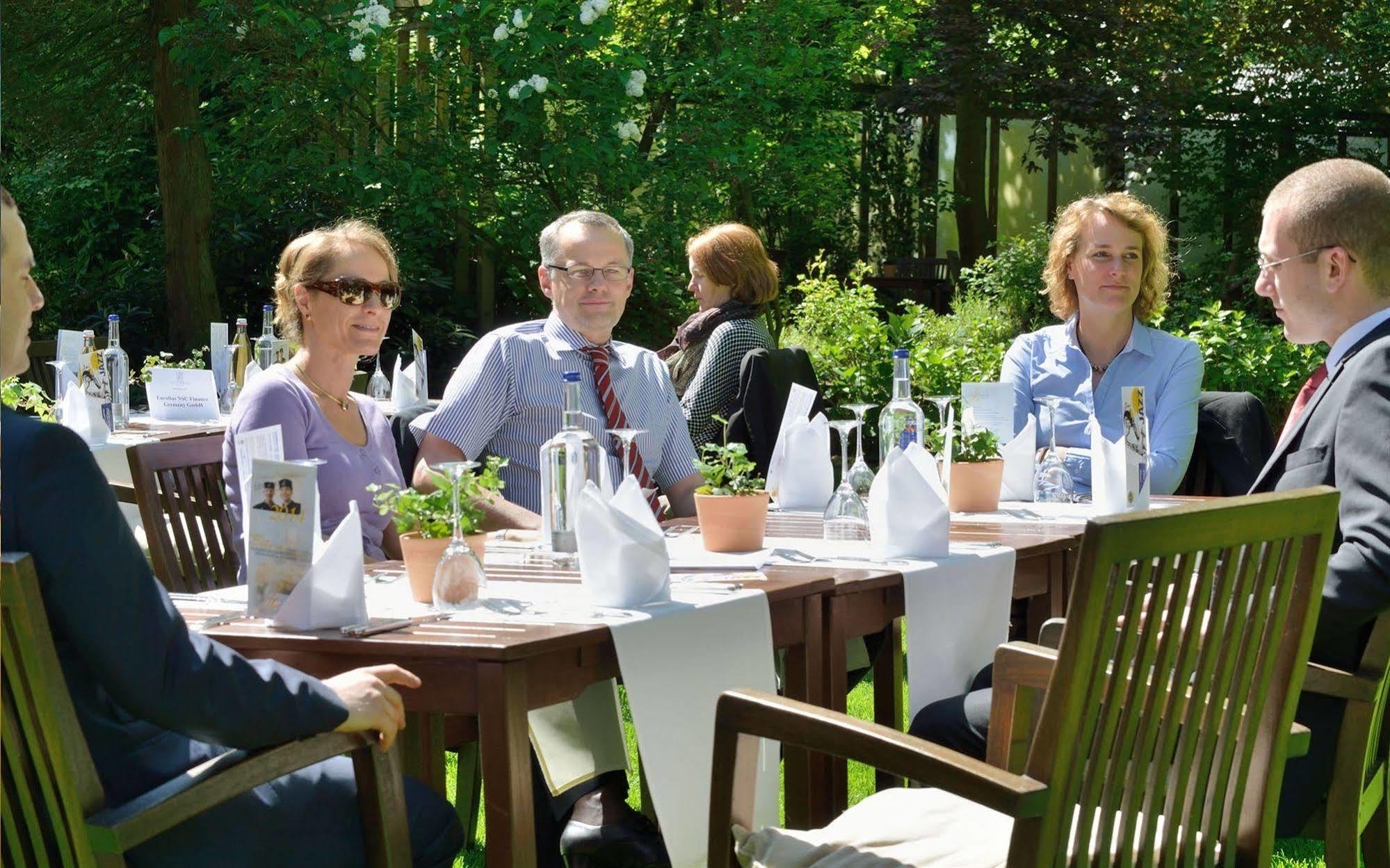 Privathotel Lindtner Hamburg Kültér fotó The Danish royal family at the annual garden party