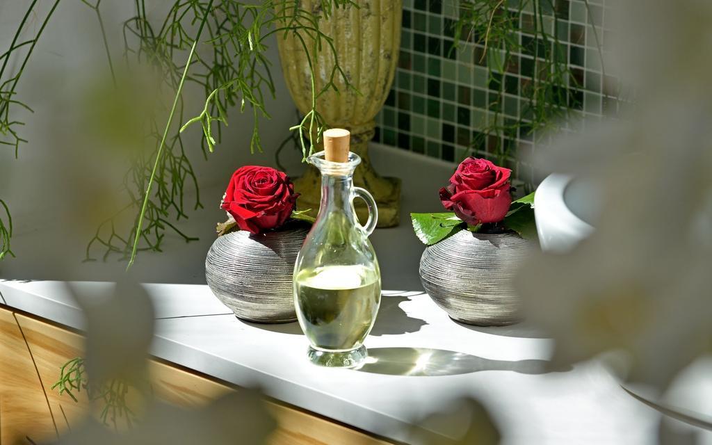 Privathotel Lindtner Hamburg Kültér fotó A bottle of rose water