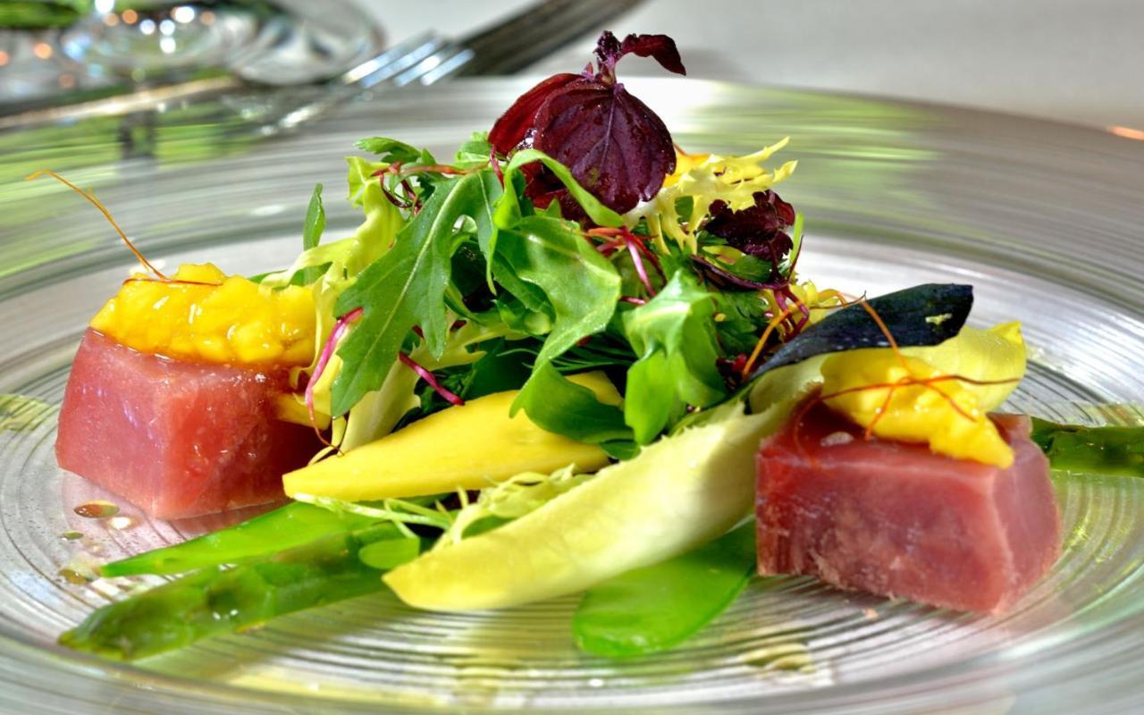 Privathotel Lindtner Hamburg Kültér fotó A salad with tuna