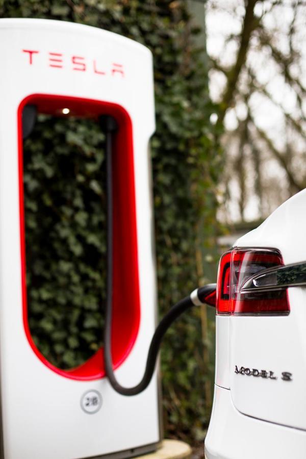 Privathotel Lindtner Hamburg Kültér fotó Tesla Supercharger
